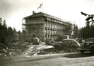Kuvassa Helsingin maalaiskunnan Rannikkopiirin kansakoulun harjannostajaiset vuonna 1949 Heteniityntie 4:ssä. Koulun nimi on ollut myöhemmin Helsingin maalaiskunnan Vuosaaren kansakoulu, Vuosaaren kansakoulu, Heteniityn kansakoulu, Heteniityn ala-asteen koulu ja nykyisin Vuoniityn peruskoulu. Koulu valmistui vuonna 1950, ja sen on suunnitellut arkkitehti Pirkko Vesamaa. Koulu peruskorjataan ja laajennetaan lähivuosina. Kuvan etualalla on Kallvikintie. Kuva: Mauno Mannelin / Helsingin kaupunginmuseo