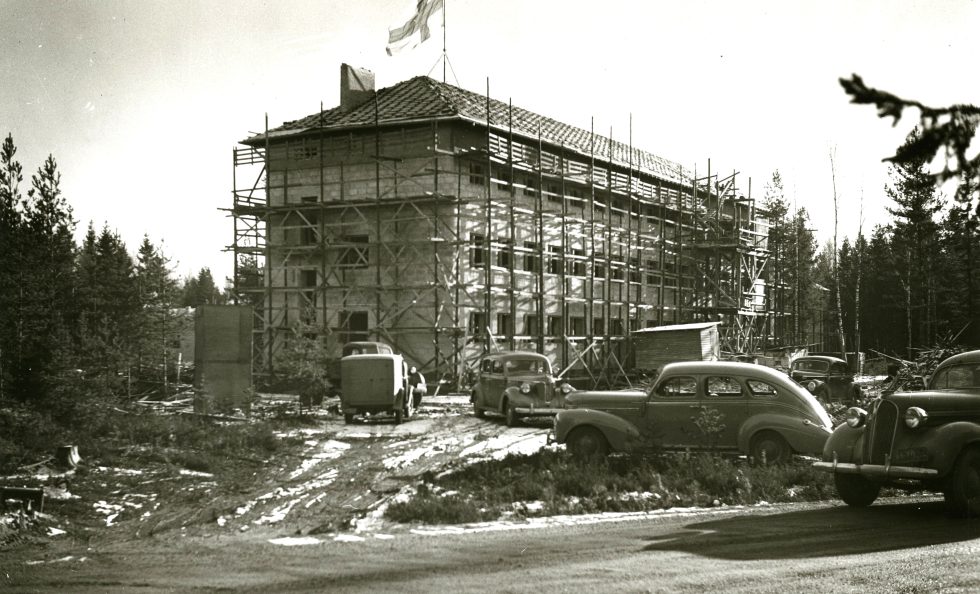 Kuvassa Helsingin maalaiskunnan Rannikkopiirin kansakoulun harjannostajaiset vuonna 1949 Heteniityntie 4:ssä. Koulun nimi on ollut myöhemmin Helsingin maalaiskunnan Vuosaaren kansakoulu, Vuosaaren kansakoulu, Heteniityn kansakoulu, Heteniityn ala-asteen koulu ja nykyisin Vuoniityn peruskoulu. Koulu valmistui vuonna 1950, ja sen on suunnitellut arkkitehti Pirkko Vesamaa. Koulu peruskorjataan ja laajennetaan lähivuosina. Kuvan etualalla on Kallvikintie. Kuva: Mauno Mannelin / Helsingin kaupunginmuseo