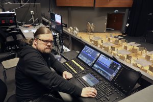 Vuotalon valaistusmestari Jari Koskela työpöytänsä takana Vuosalissa. Kuva: Antti Honkanen