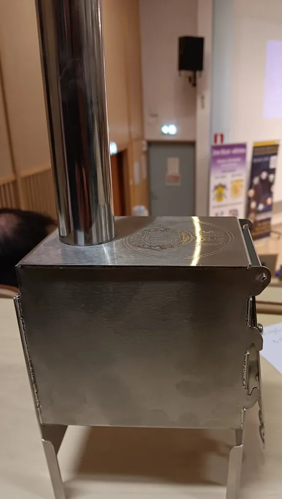 Suomessa keksityissä ja rakennetuissa kamiinoissa on keitinlevy. Kamiinoissa voi polttaa niin puuta, pellettejä, brikettejä kuin hiiltäkin.