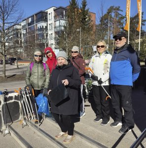 K-Market Aurinkolahden edustalla kävi lauantaina 26.4. vähän erilainen vilske, kun hyväntuuliset kerääjät hakivat välineitä ja palauttivat saalista kauppiaan tarjoamista tarjoiluista lopuksi nauttien. Rannassa kerääjiä työllisti pieneksi silpuksi hajonnut styrox-muovi ja ainakin yksi kerääjistä oli päättänyt kerätä kaikki ulkoilureittinsä koirankakat. Myös tupakantumpit työllistivät kerääjiä.