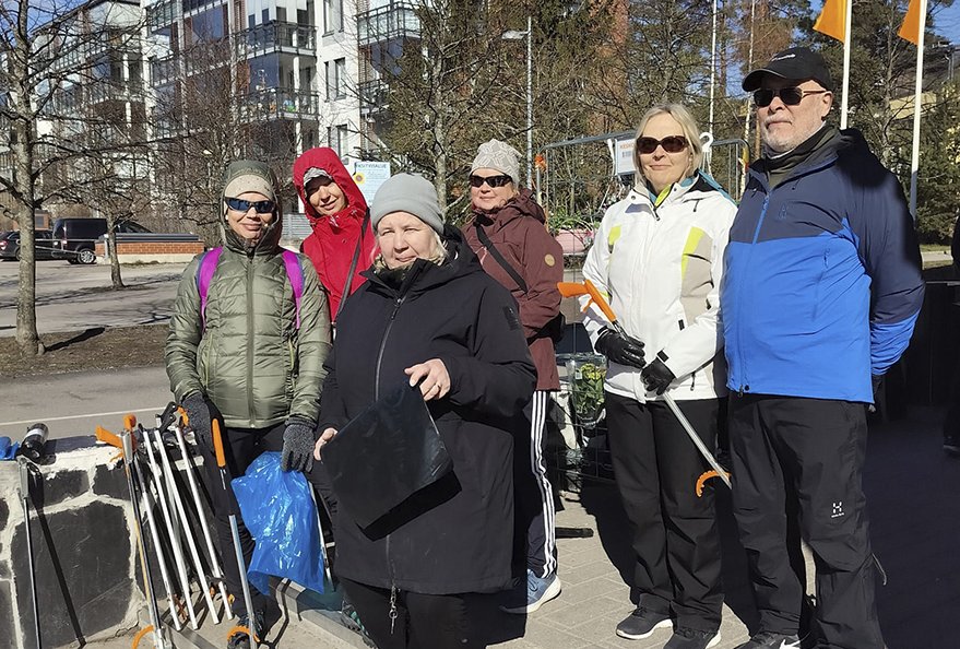 K-Market Aurinkolahden edustalla kävi lauantaina 26.4. vähän erilainen vilske, kun hyväntuuliset kerääjät hakivat välineitä ja palauttivat saalista kauppiaan tarjoamista tarjoiluista lopuksi nauttien. Rannassa kerääjiä työllisti pieneksi silpuksi hajonnut styrox-muovi ja ainakin yksi kerääjistä oli päättänyt kerätä kaikki ulkoilureittinsä koirankakat. Myös tupakantumpit työllistivät kerääjiä.