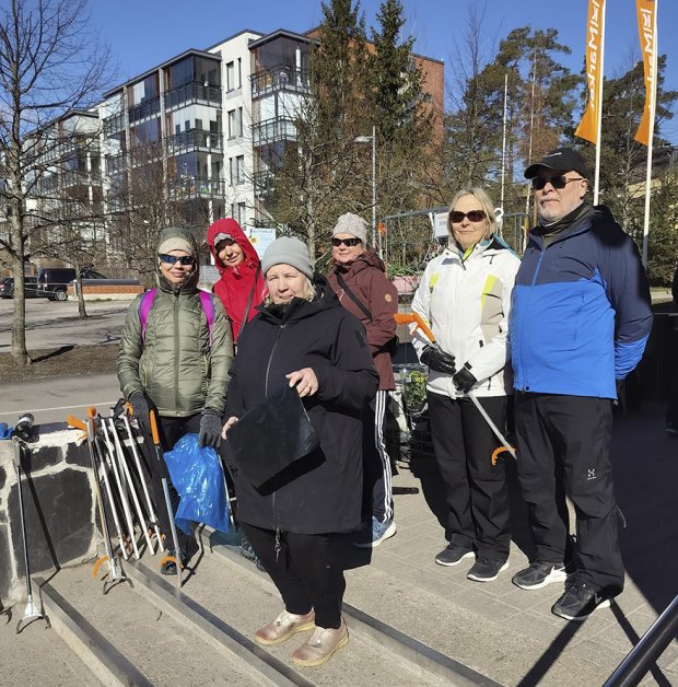 K-Market Aurinkolahden edustalla kävi lauantaina 26.4. vähän erilainen vilske, kun hyväntuuliset kerääjät hakivat välineitä ja palauttivat saalista kauppiaan tarjoamista tarjoiluista lopuksi nauttien. Rannassa kerääjiä työllisti pieneksi silpuksi hajonnut styrox-muovi ja ainakin yksi kerääjistä oli päättänyt kerätä kaikki ulkoilureittinsä koirankakat. Myös tupakantumpit työllistivät kerääjiä.