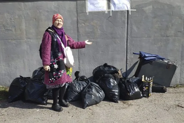 Tänä vuonna roskaa kertyi säkkimääräisesti selkeästi vähemmän kuin aiempina vuosina – mutta edelleen paljon. Tuula Syrjälä on Vuosaaren roskatalkoiden keulakuva, joka kerää roskia monen muun vuosaarelaisen vapaaehtoisen tavoin melkein ympäri vuoden. Helsingin kaupungin puistokummiksi liittyvä saa muun muassa käyttöönsä omat roskapihdit.