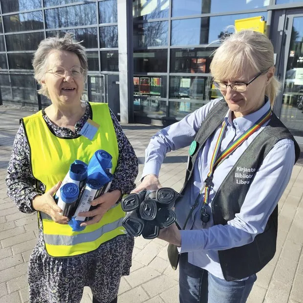 Vuosaaren kirjaston keräyspisteeltä lähti lauantaina 26.4. liikkeelle 75 talkoolaista, jotka keräsivät huiman saaliin ympäristöömme kuulumatonta roskaa ja romua. Kirjaston tapahtuma oli samalla osa Luonto liikuttaa Itä-Helsingin kirjastoissa ja Ekoviikko -tapahtumasarjaa.