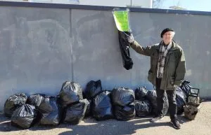 Vuoden 2024 roskataloissa kerättiin 180 tällaista roskasäkkiä Vuosaaren maisemia sotkemasta. Kuva Meri-Rastilan pisteeltä.