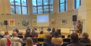 Kulttuuritila Merirasti täyttyi yleisöstä Vuosaari-Seuran järjestämässä kuntavaalitentissä.