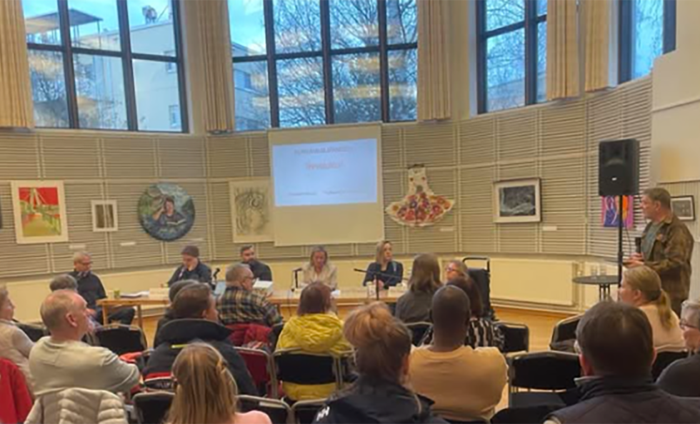 Kulttuuritila Merirasti täyttyi yleisöstä Vuosaari-Seuran järjestämässä kuntavaalitentissä.