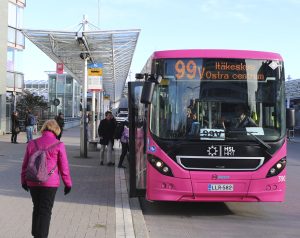 Bussilinja 99V liikennöi ruuhka-aikoina tiheimmillään 2,5 minuutin välein Vuosaaren ja Itäkeskuksen väliä.