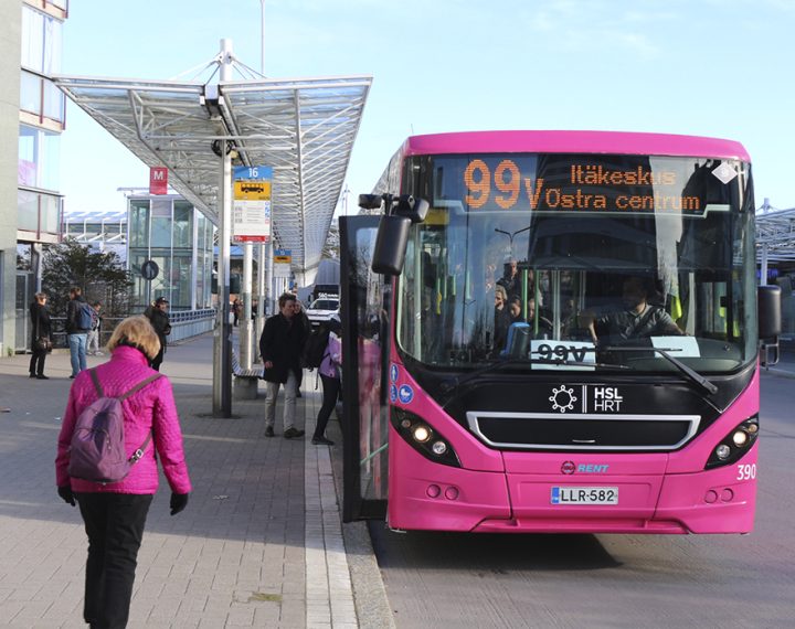 Bussilinja 99V liikennöi ruuhka-aikoina tiheimmillään 2,5 minuutin välein Vuosaaren ja Itäkeskuksen väliä.