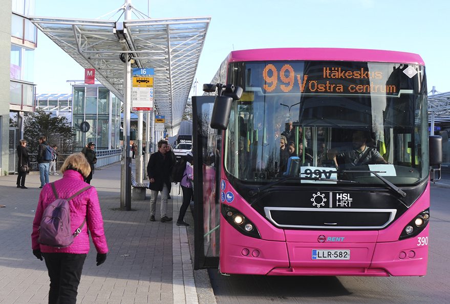 Bussilinja 99V liikennöi ruuhka-aikoina tiheimmillään 2,5 minuutin välein Vuosaaren ja Itäkeskuksen väliä.