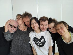 Kuvassa Juha, Tosha, Torsti, Daniela, Olli, Laura ja Lotta. Vain Tomi puuttuu. Kuva: Nèa Virtanen