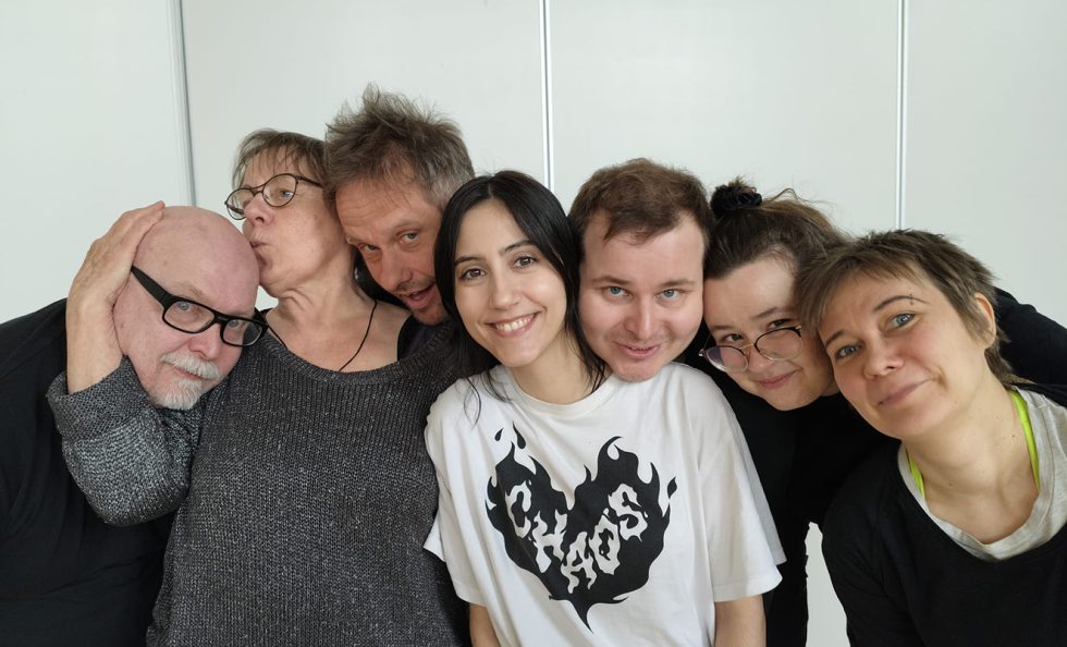 Kuvassa Juha, Tosha, Torsti, Daniela, Olli, Laura ja Lotta. Vain Tomi puuttuu. Kuva: Nèa Virtanen