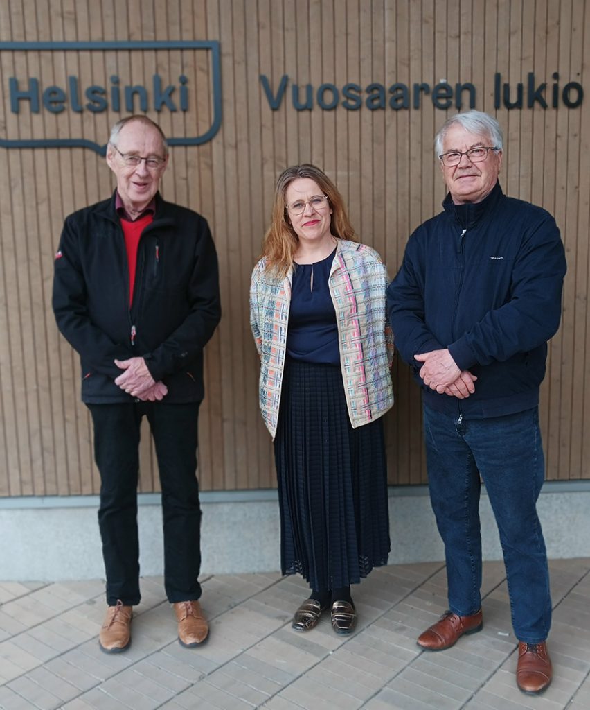 Kuva jakotilaisuudesta Vuosaaren lukion edestä. Kuvassa on vasemmalta alkaen klubin presidentti Veikko Huuskonen, Vuosaaren lukion rehtori Saara Ikonen ja klubin rahastonhoitaja Eero Ukkonen.