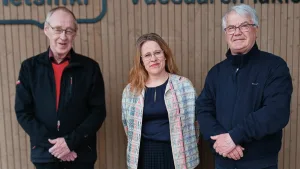 Kuva jakotilaisuudesta Vuosaaren lukion edestä. Kuvassa on vasemmalta alkaen klubin presidentti Veikko Huuskonen, Vuosaaren lukion rehtori Saara Ikonen ja klubin rahastonhoitaja Eero Ukkonen.