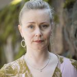 Ihan tavallinen vuosaarelainen: Runoilija Outi-Illuusia Parviainen kirjoittaa kirjojaan Vuosaaressa