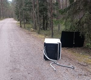 Pyöräilimme poikani kanssa lauantaina 3.5. Kallahdenniemeen, kun vastaan tuli tämä ikävä näky vähän matkan päässä Kulttuurikeskus Sofiasta. Joku on vaivautunut kuskaamaan tiskikoneen ja taulutelevision keskelle kangasmetsää. Lyhyempi matka olisi varmasti ollut omaan roskakatokseen tai Kivikon Sorttiasemalle. Että näin. Terveisin Rami Kokko