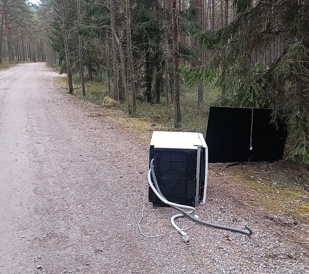 Pyöräilimme poikani kanssa lauantaina 3.5. Kallahdenniemeen, kun vastaan tuli tämä ikävä näky vähän matkan päässä Kulttuurikeskus Sofiasta. Joku on vaivautunut kuskaamaan tiskikoneen ja taulutelevision keskelle kangasmetsää. Lyhyempi matka olisi varmasti ollut omaan roskakatokseen tai Kivikon Sorttiasemalle. Että näin. Terveisin Rami Kokko