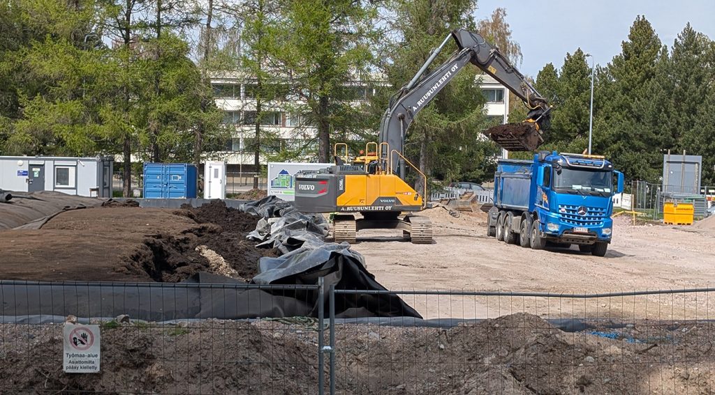 Ruoppausmassaa siirrettiin rekkoihin. Kuva: Kari Mod