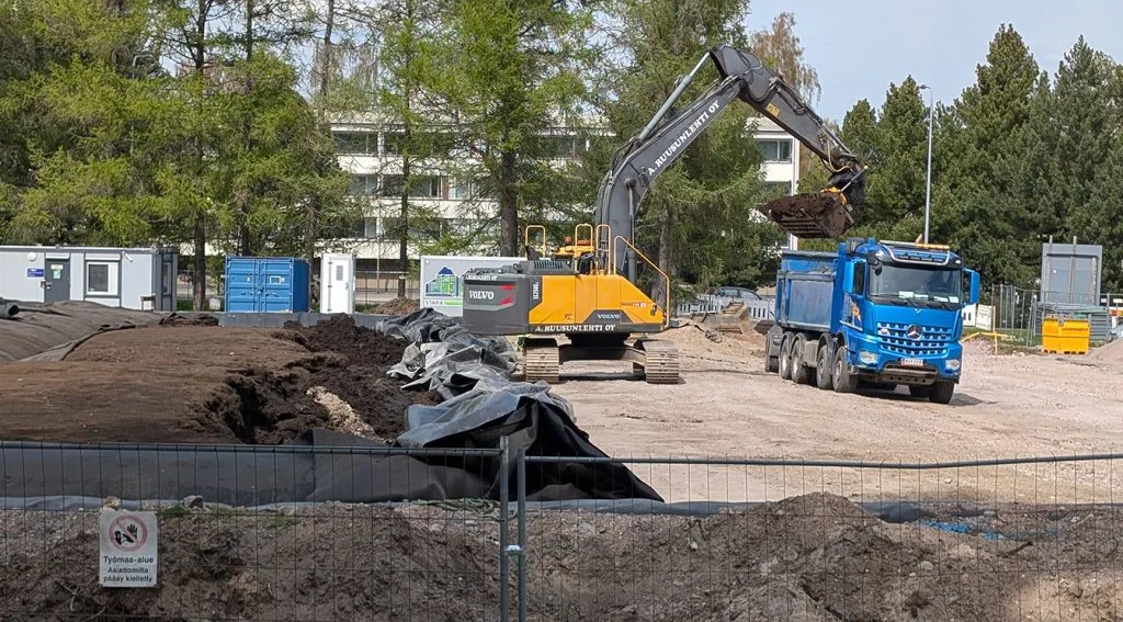 Ruoppausmassaa siirrettiin rekkoihin. Kuva: Kari Mod