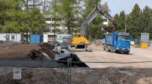 Ruoppausmassaa siirrettiin rekkoihin. Kuva: Kari Mod