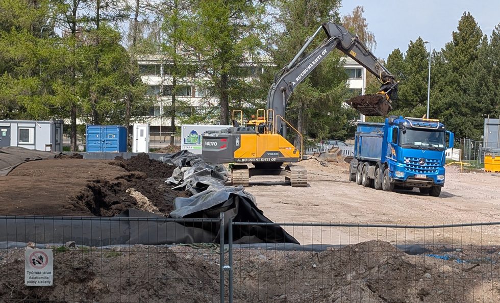 Ruoppausmassaa siirrettiin rekkoihin. Kuva: Kari Mod
