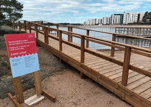 Kiinteä talviuintilaituri on rakenteilla Aurinkolahden uimarannalle.