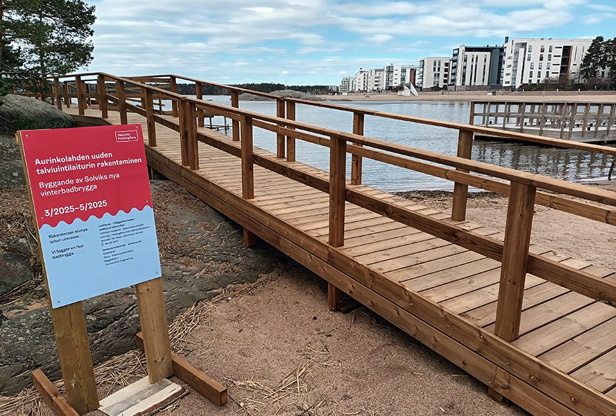 Kiinteä talviuintilaituri on rakenteilla Aurinkolahden uimarannalle.