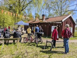 Ison Kallahden puiston reunamilla sijaitsevassa Vuosaari-Seuran tukikohdassa Sjökullan torpalla vietettiin perinteistä Sjökulla-päivää lauantaina 17.5. Päivä tarjosi monenlaista ohjelmaa yli 160-vuotiaan torpan ulko- ja sisätiloissa. Sirkus Magenta järjesti sirkustyöpajan, trubaduuri Mark Tuomela musisoi, Matti Pöhö tietokilpailutti ja Vuosaari-Seura kahvitutti yleisöä.