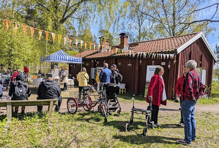 Ison Kallahden puiston reunamilla sijaitsevassa Vuosaari-Seuran tukikohdassa Sjökullan torpalla vietettiin perinteistä Sjökulla-päivää lauantaina 17.5. Päivä tarjosi monenlaista ohjelmaa yli 160-vuotiaan torpan ulko- ja sisätiloissa. Sirkus Magenta järjesti sirkustyöpajan, trubaduuri Mark Tuomela musisoi, Matti Pöhö tietokilpailutti ja Vuosaari-Seura kahvitutti yleisöä.