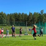 Viipurin Urheilijoiden lasten kesäleireillä pidetään hauskaa yleisurheilun parissa