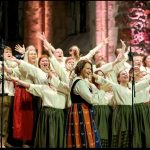 Kamarikuoro Vivace kajauttaa palkitut folk-ohjelmansa Rantapuistossa