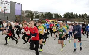 Tapahtuman lähtö- ja maalialue oli Mosaiikkitorilla. Tässä starttaa 5 kilometrin juoksukisa.