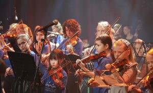 Vuosaaren musiikkiopiston Näppärit esiintyi Vuotalossa Sisko Hyvösen ja Raisa Päivisen johdolla.