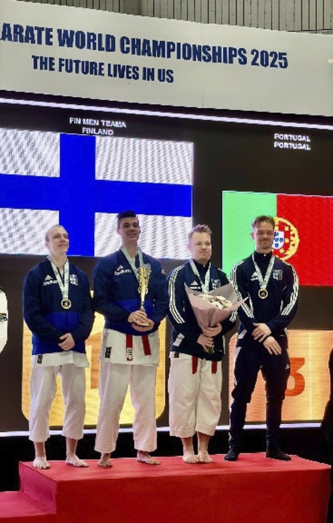 Kuvassa MM kultamitalistit. Kristian Yanchukovich Lappeenrannan Shukokai, Niko Koivisto Espoon Shukokai ja Eetu ja Juuso Hellberg Helsingin Shukokai.