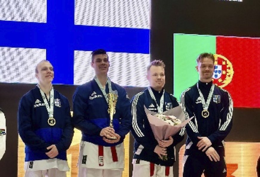 Kuvassa MM kultamitalistit. Kristian Yanchukovich Lappeenrannan Shukokai, Niko Koivisto Espoon Shukokai ja Eetu ja Juuso Hellberg Helsingin Shukokai.