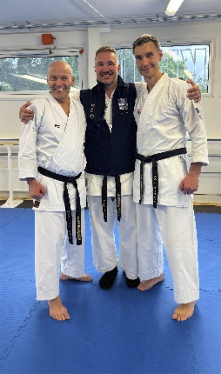 Kuvassa juuri 6 .dan saanut Pentti Bruun, Helsingin Shukokain päävalmentaja Sensei Jarmo Rajala sekä toinen tuore 6.dan Juhani Rajala