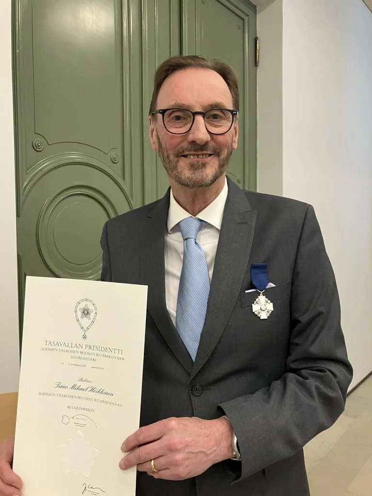 Presidentti Alexander Stubb myönsi 6.12.2024 Suomen Valkoisen Ruusun ritarimerkin rehtori Timo Heikkiselle. Kunniamerkki annetaan ansioituneille Suomen kansalaisille.