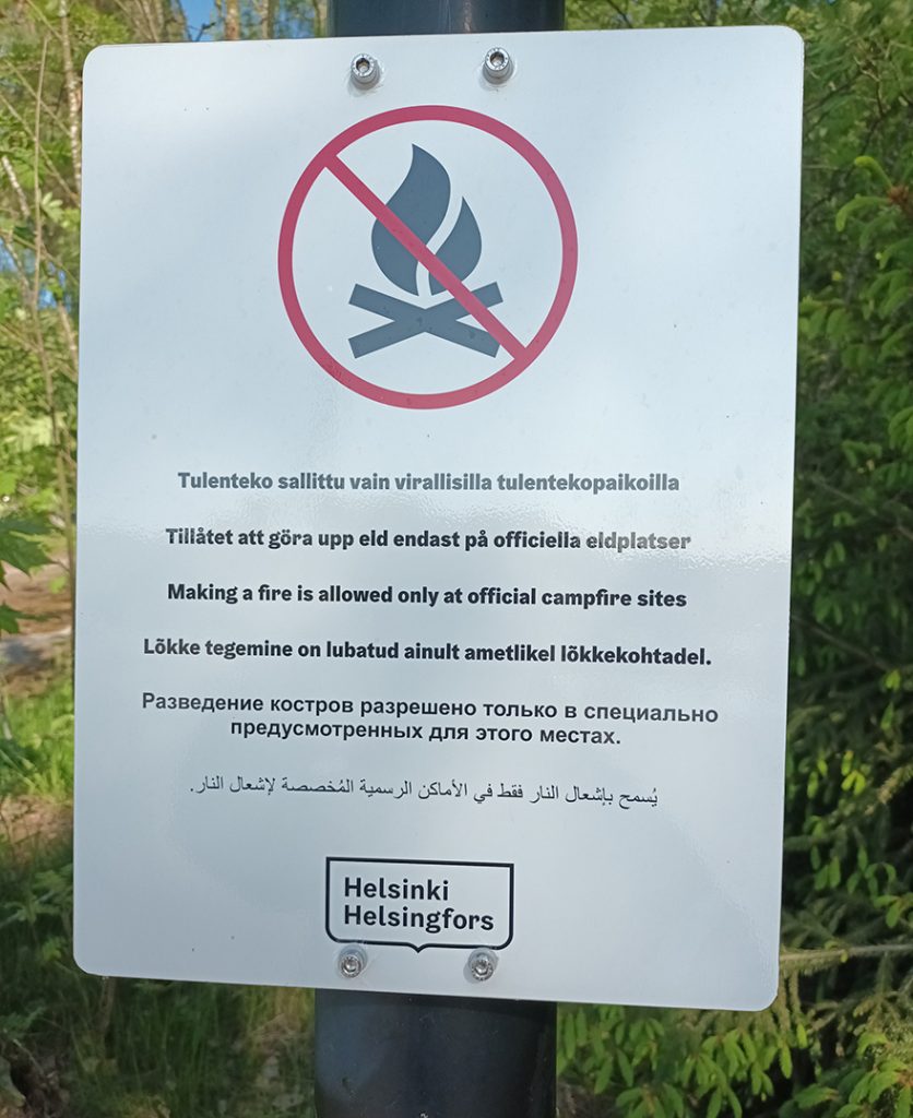 Kuudella eri kielellä varustettuja tulenteon kieltäviä kylttejä on eri puolilla Uutelaa.