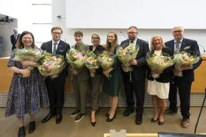 Helsingin uudet pormestarit ja kaupunginvaltuuston puheenjohtajat. Vasemmalta valtuuston 2. varapuheenjohtaja Anni Sinnemäki, pormestari Daniel Sazonov, valtuuston puheenjohtaja Eveliina Heinäluoma, kaupunkiympäristön toimialan apulaispormestari Johanna Laisaari, kasvatuksen ja koulutuksen toimialan apulaispormestari Reetta Vanhanen, kulttuurin ja vapaa-ajan toimialan apulaispormestari Paavo Arhinmäki, sosiaali-, terveys- ja pelastustoimialan apulaispormestari Maarit Vierunen sekä valtuuston 1. varapuheenjohtaja Juha Hakola. Kuva: Sakari Röyskö