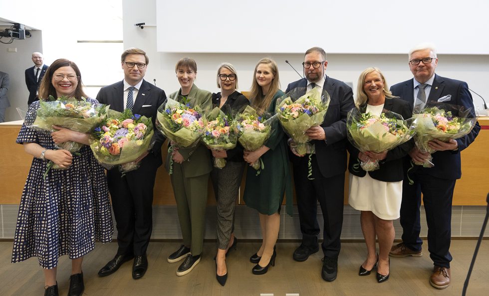 Helsingin uudet pormestarit ja kaupunginvaltuuston puheenjohtajat. Vasemmalta valtuuston 2. varapuheenjohtaja Anni Sinnemäki, pormestari Daniel Sazonov, valtuuston puheenjohtaja Eveliina Heinäluoma, kaupunkiympäristön toimialan apulaispormestari Johanna Laisaari, kasvatuksen ja koulutuksen toimialan apulaispormestari Reetta Vanhanen, kulttuurin ja vapaa-ajan toimialan apulaispormestari Paavo Arhinmäki, sosiaali-, terveys- ja pelastustoimialan apulaispormestari Maarit Vierunen sekä valtuuston 1. varapuheenjohtaja Juha Hakola. Kuva: Sakari Röyskö