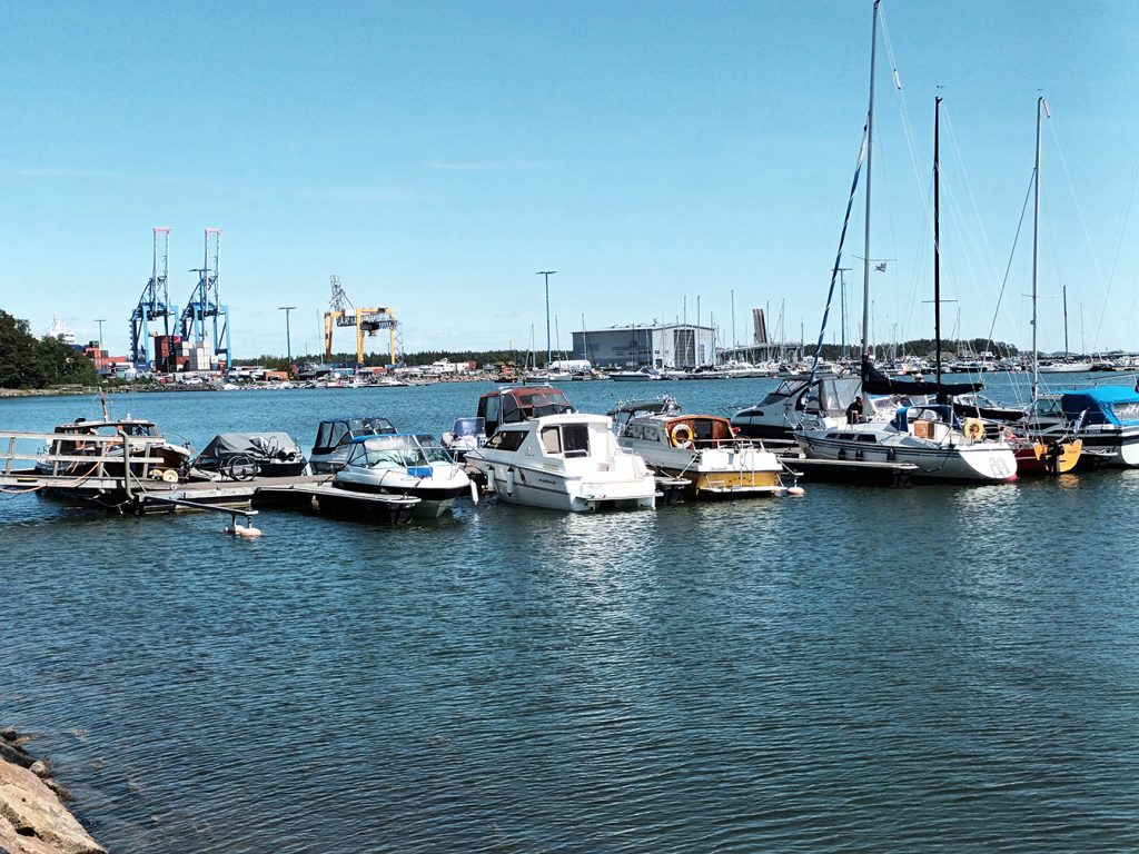 Vuosaarenlahden pienvenesatamaa Vuosaaren sataman kupeessa laajennetaan noin 450 uudella venepaikalla, uusilla talvisäilytyspaikoilla ja erilaisilla veneilyalan palveluilla.