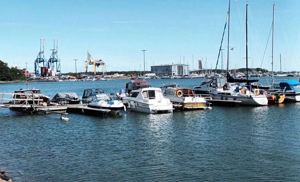 Vuosaarenlahden pienvenesatamaa Vuosaaren sataman kupeessa laajennetaan noin 450 uudella venepaikalla, uusilla talvisäilytyspaikoilla ja erilaisilla veneilyalan palveluilla.