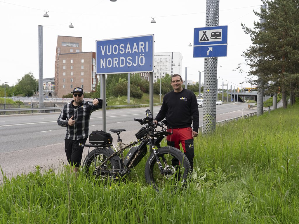 Mikko Rouvinen ja Jussi Paarmas testaamassa E/FAT 1000W -sähköpyörää Vuosaaressa.