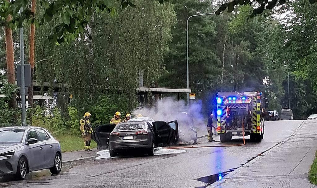 Pelastuslaitos sammutti palavan auton.          Kuva: Aku Honkanen