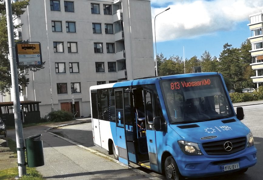 Arkistokuvassa lähibussilinja 813.