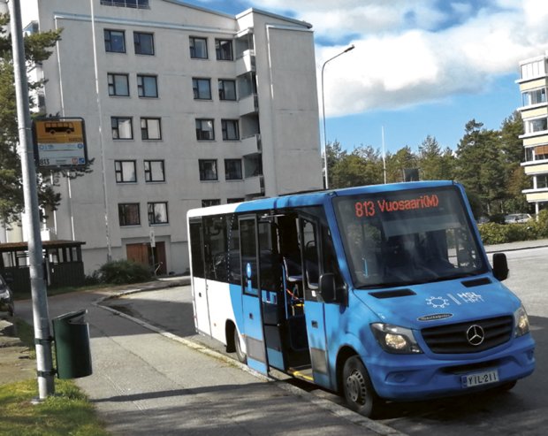 Arkistokuvassa lähibussilinja 813.