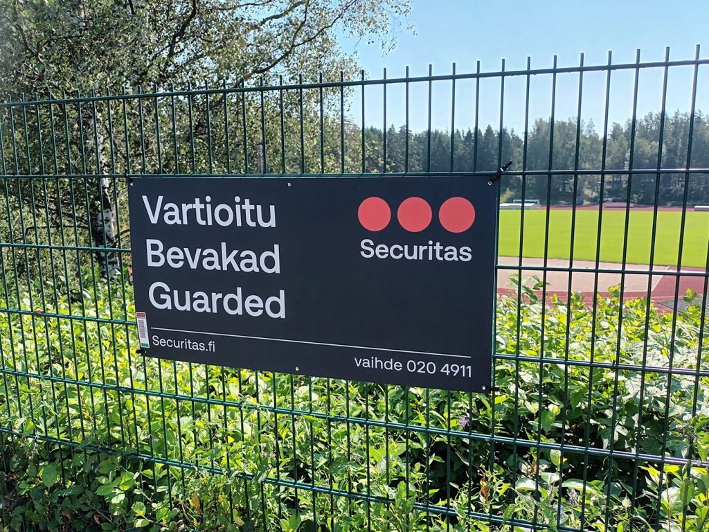 Kyltit kertovat vartioinnista Heteniityllä.