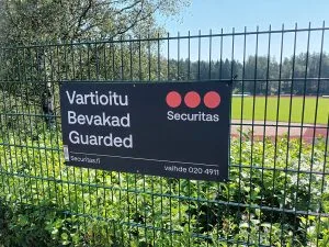 Kyltit kertovat vartioinnista Heteniityllä.