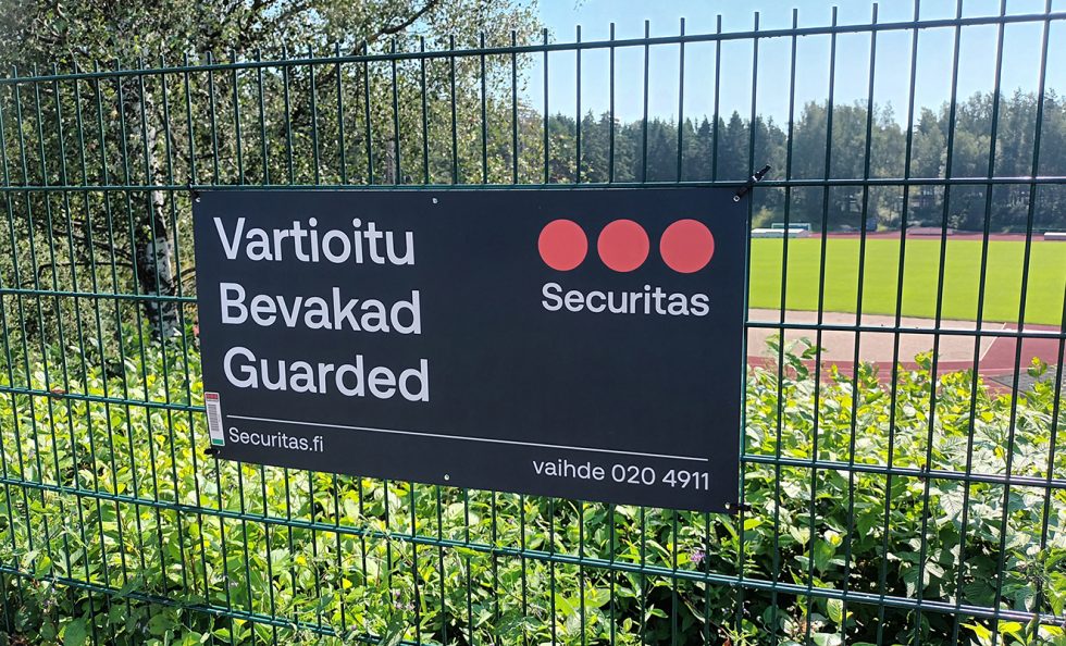 Kyltit kertovat vartioinnista Heteniityllä.